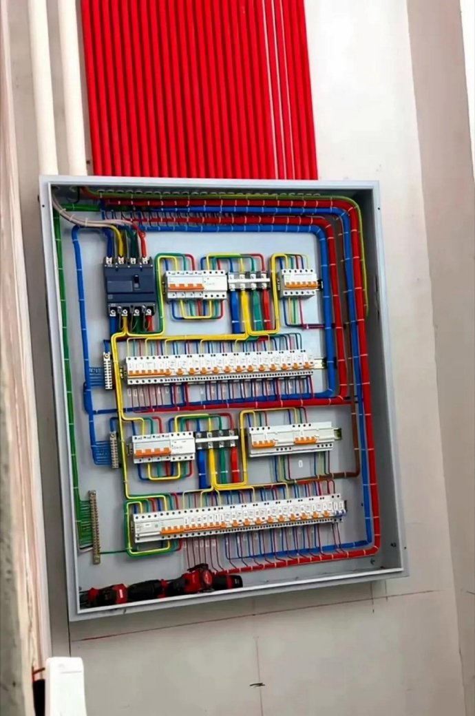 電路布線完成，電工師傅收費2500元，這價格究竟貴不貴？
